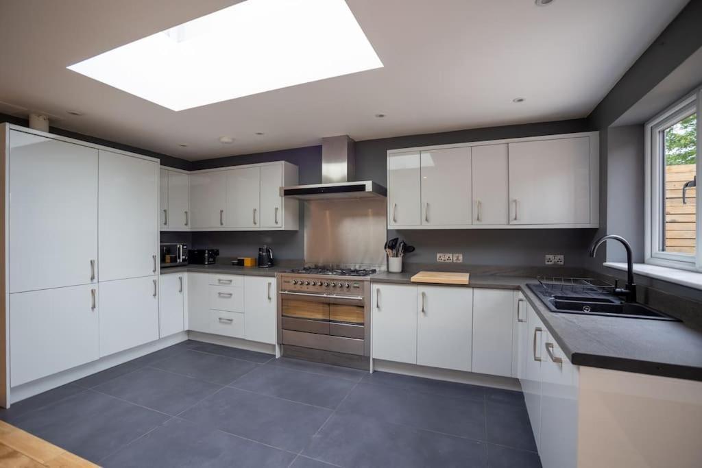 Hereford - Clifton Villa - Beautifully Presented House Located A Short Walk From City Centre - Sleeps 6 Guests - Perfect For Exploring Hereford - Hosted By Rentmyhouse Exterior photo
