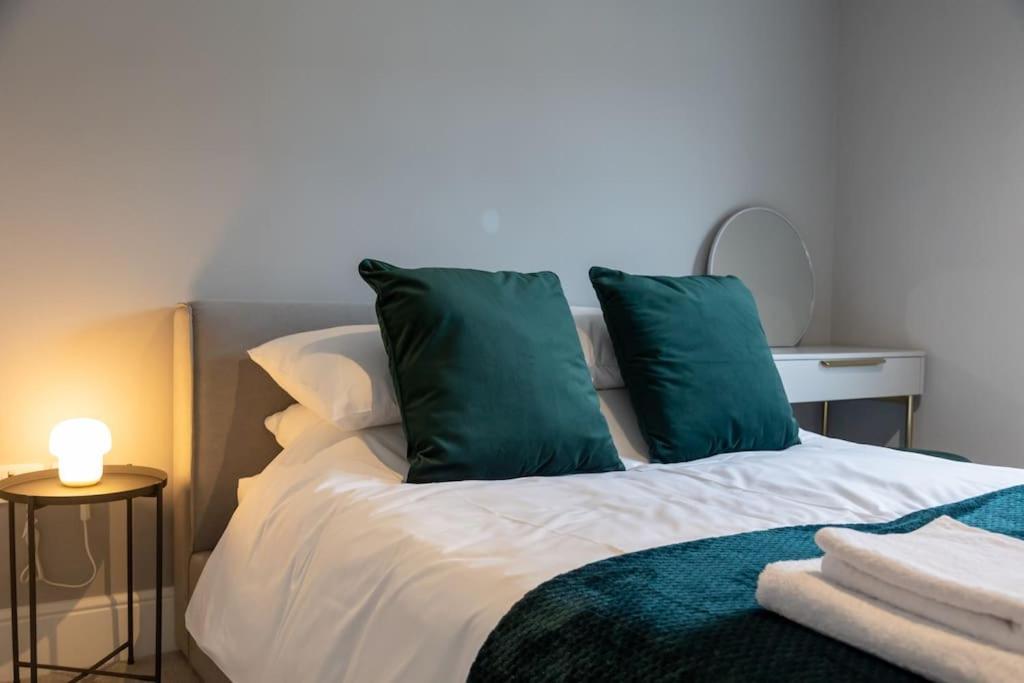 Hereford - Clifton Villa - Beautifully Presented House Located A Short Walk From City Centre - Sleeps 6 Guests - Perfect For Exploring Hereford - Hosted By Rentmyhouse Exterior photo
